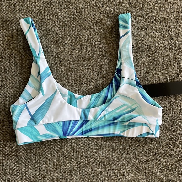 NWT⚠️⚠️ VAYA ISLAND BIKINI TOP - Picture 2 of 4